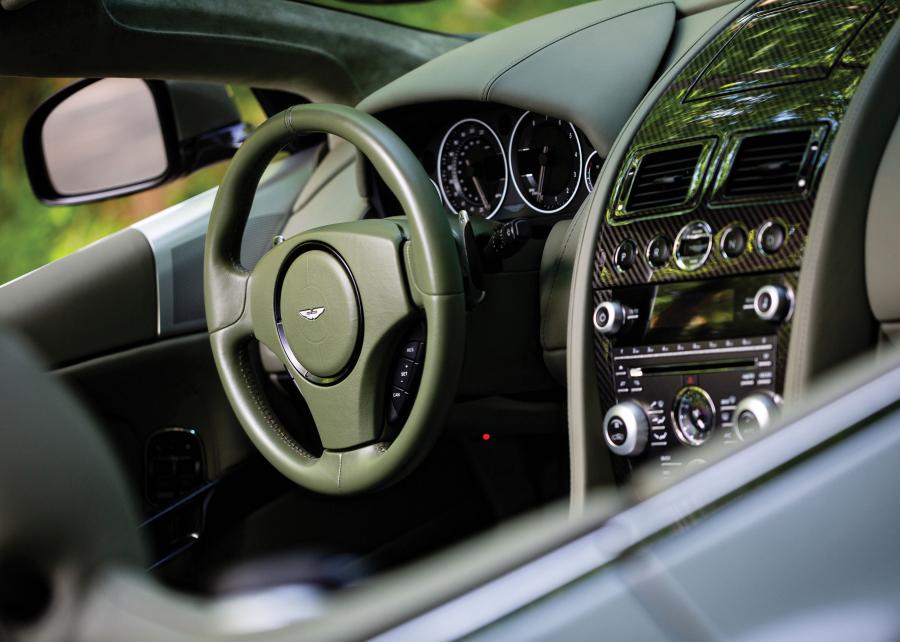 Интерьер Aston Martin DBS Volante 2010 года  (NA) (фото 20 из 21)